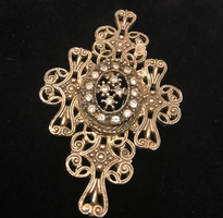 stunning brooch